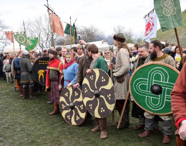 Krakow, Polonya - 11 Nisan 2023: Rekawka 'nın tanımlanamayan katılımcıları - Polonya geleneği, Paskalya' dan sonra Salı günü Krakow 'da kutlandı. Günümüzde festivalin tarihi yeniden yapılanma karakterine sahip.