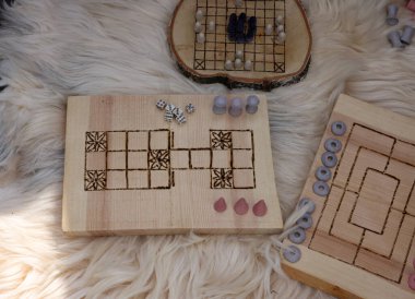 Cracow, Polonya - 11 Nisan 2023: Tarihi yeniden yapılanma festivalinde şövalye kampında antik masa oyunları