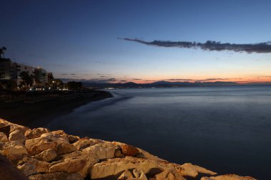 Güneş doğmadan hemen önce Torremolinos 'tan Malaga' ya doğru görüntü. Costa del Sol, İspanya.