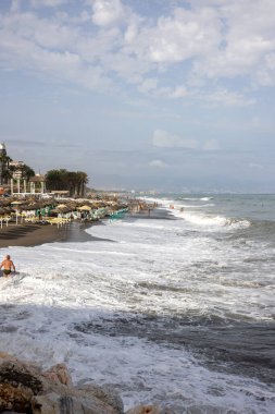 Torremolinos, İspanya - 14 Eylül 2023: Torremolinos, Malaga, Costa del Sol, İspanya 'daki Bajondillo kumsalında köpüklü deniz dalgaları