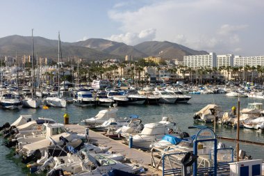 Benalmadena, İspanya - 15 Eylül 2023: Benalmadena, Costa del Sol Malaga, İspanya 'daki Puerto Marina' da demirlemiş tekne ve yatlar. Bu marinanın 1100 kişilik yatları var..