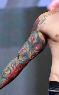 Krakow, Polonya - 11 Haziran 2022: Krakow 'daki 15. Dövme Fuarı' nda en iyi dövme yarışması sırasında kimliği belirsiz katılımcı. En prestijli dövme festivallerinden biri..