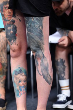 Krakow, Polonya - 12 Haziran 2022: Krakow 'daki 15. Dövme Fuarı' nda en iyi dövme yarışması sırasında kimliği belirsiz katılımcı. En prestijli dövme festivallerinden biri..