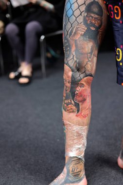 Krakow, Polonya - 12 Haziran 2022: Krakow 'daki 15. Dövme Fuarı' nda en iyi dövme yarışması sırasında kimliği belirsiz katılımcı. En prestijli dövme festivallerinden biri..