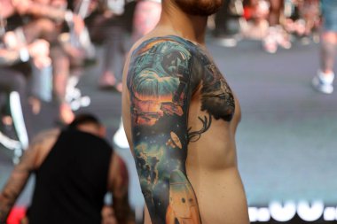 Krakow, Polonya - 12 Haziran 2022: Krakow 'daki 15. Dövme Fuarı' nda en iyi dövme yarışması sırasında kimliği belirsiz katılımcı. En prestijli dövme festivallerinden biri..