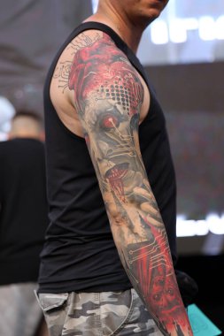 Krakow, Polonya - 12 Haziran 2022: Krakow 'daki 15. Dövme Fuarı' nda en iyi dövme yarışması sırasında kimliği belirsiz katılımcı. En prestijli dövme festivallerinden biri..