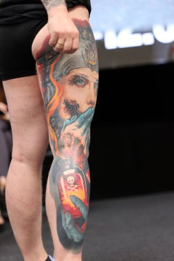 Krakow, Polonya - 12 Haziran 2022: Krakow 'daki 15. Dövme Fuarı' nda en iyi dövme yarışması sırasında kimliği belirsiz katılımcı. En prestijli dövme festivallerinden biri..