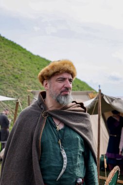 Krakow, Polonya - 11 Nisan 2023: Rekawka 'nın tanımlanamayan katılımcıları - Polonya geleneği, Paskalya' dan sonra Salı günü Krakow 'da kutlandı. Günümüzde festivalin tarihi yeniden yapılanma karakterine sahip.