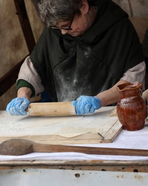 Cracow, Polonya - 11 Nisan 2023: Kadın tarihi yeniden yapılanma festivalinde şövalye kampında para dağıtıyor