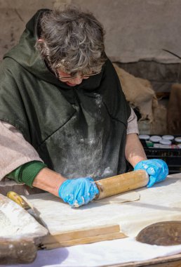 Cracow, Polonya - 11 Nisan 2023: Kadın tarihi yeniden yapılanma festivalinde şövalye kampında para dağıtıyor