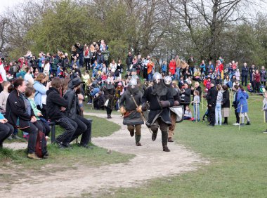 Krakow, Polonya - 11 Nisan 2023: Rekawka 'nın tanımlanamayan katılımcıları - Polonya geleneği, Paskalya' dan sonra Salı günü Krakow 'da kutlandı. Günümüzde festivalin tarihi yeniden yapılanma karakterine sahip.