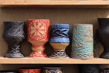 Krakow, Polonya - 11 Nisan 2023: Tarihi yeniden yapılanma festivalinde şövalye kampında ortaçağ seramik gemilerinin el yapımı taklitleri