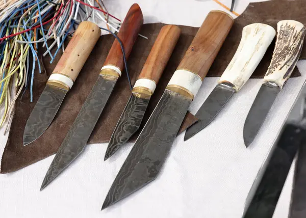 Krakow, Polonya - 11 Nisan 2023: Tarihi yeniden yapılanma festivalinde şövalye kampında ortaçağ bıçaklarının el yapımı taklitleri