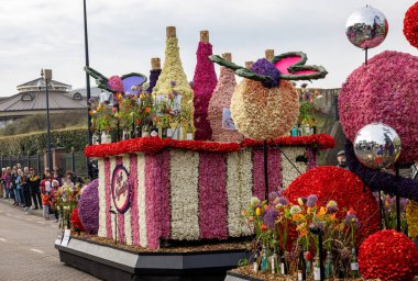 Noordwijk, Hollanda - 22 Nisan 2023: Bloemencorso Bollenstreek 'te Noordwijk' ten Hollanda 'daki Haarlem' e her yıl düzenlenen Bahar Çiçeği Geçidi 'nde muhteşem çiçekler kaplandı. 