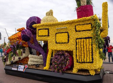 Noordwijk, Hollanda - 22 Nisan 2023: Bloemencorso Bollenstreek 'te Noordwijk' ten Hollanda 'daki Haarlem' e her yıl düzenlenen Bahar Çiçeği Geçidi 'nde muhteşem çiçekler kaplandı. 