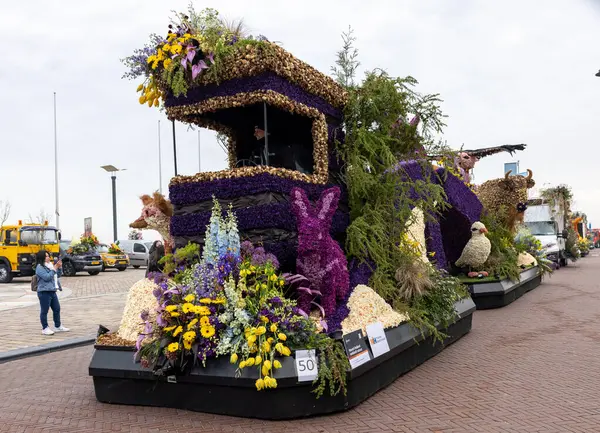 stock image Noordwijk, Netherlands - April 22, 2023: Spectacular flower covered floats in the Bloemencorso Bollenstreek the annual spring flower parade from Noordwijk to Haarlem in the Netherlands. 