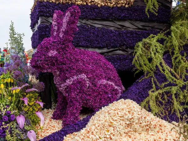 stock image Noordwijk, Netherlands - April 22, 2023: Spectacular flower covered floats in the Bloemencorso Bollenstreek the annual spring flower parade from Noordwijk to Haarlem in the Netherlands. 