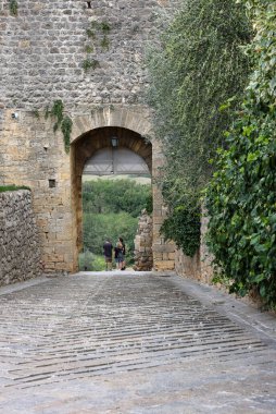 Monteriggioni, İtalya - 17 Eylül 2022: Monteriggioni 'deki Porta Fiorentina şehir kapısı Tuscany, İtalya yakınlarındaki Siena' nın ortaçağ duvarlı kasabası