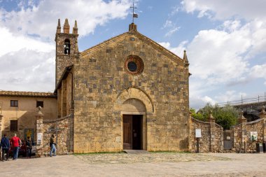 Monteriggioni, İtalya - 17 Eylül 2022: Siena yakınlarındaki Toskana 'daki Monteriggioni köyünde Eski Kutsal Meryem Kilisesi. İtalya