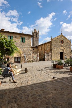 Monteriggioni, İtalya - 17 Eylül 2022: Monteriggioni ortaçağ duvarlı kentinde Piazza Roma. Toskana, İtalya