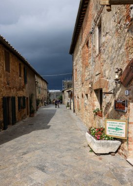 Monteriggioni, İtalya - 17 Eylül 2022: Monteriggioni 'de Picturesque Caddesi Tuscany, İtalya yakınlarındaki Siena' da ortaçağ duvarlı bir kasaba