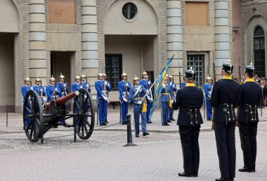Stockholm, İsveç - 26 Haziran 2023 Stockholm, İsveç Kraliyet Sarayı 'nda muhafız seremonisinin değiştirilmesi