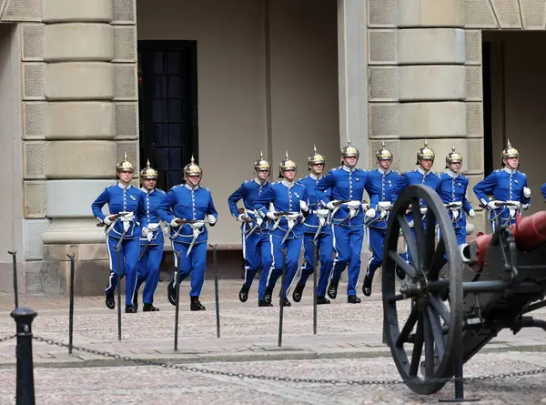 Stockholm, İsveç - 26 Haziran 2023 Stockholm, İsveç Kraliyet Sarayı 'nda muhafız seremonisinin değiştirilmesi