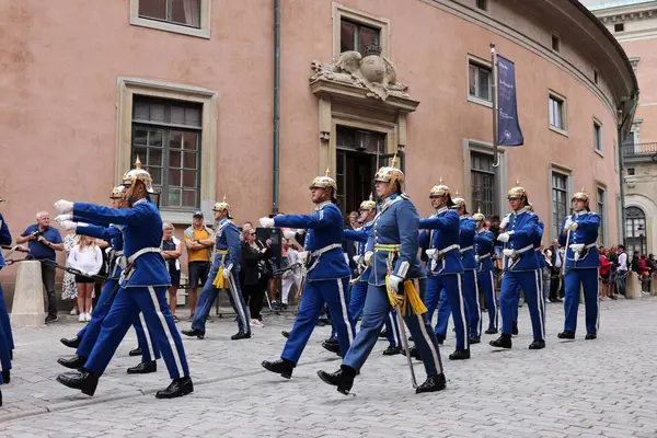 Stockholm, İsveç - 26 Haziran 2023 Stockholm, İsveç Kraliyet Sarayı 'nda muhafız seremonisinin değiştirilmesi