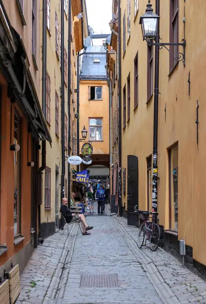 Stockholm, İsveç - 25 Temmuz 2023: Stockholm, İsveç 'in Gamla Stan tarihi bölgesinde büyüleyici dar kaldırımlı cadde.