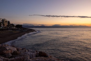 Torremolinos 'taki Bajondillo sahili, güneş doğmadan hemen önce. Costa del Sol, İspanya