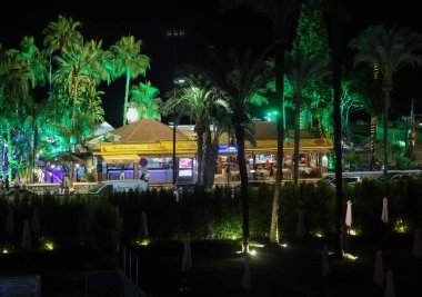 Torremolinos, İspanya - 13 Eylül 2023: Torremolinos 'taki Bajondillo plajı boyunca aydınlatılmış gezinti güvertesi. Costa del Sol, İspanya