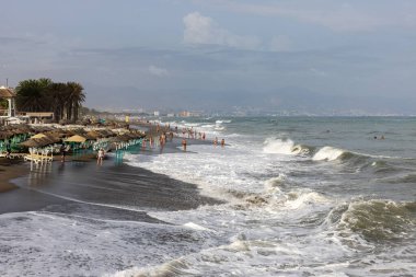 Torremolinos, İspanya - 14 Eylül 2023: Torremolinos, Malaga, Costa del Sol, İspanya 'daki Bajondillo kumsalında köpüklü deniz dalgaları