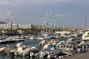 Benalmadena, İspanya - 15 Eylül 2023: Benalmadena, Costa del Sol Malaga, İspanya 'daki Puerto Marina' da demirlemiş tekne ve yatlar. Bu marinanın 1100 kişilik yatları var.