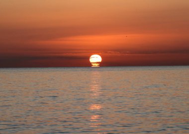 Akdeniz 'in üzerinde gün doğumu Torremolinos sahilinden görülüyor. Costa del Sol, İspanya