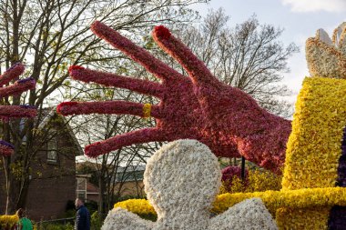 Noordwijkerhout, Hollanda - 21 Nisan 2023: Noordwijkerhout 'ta akşam aydınlanan Çiçek Geçidi Bollenstreek öncesinde lalelerden ve sümbüllerden yapılan el yapımı