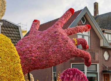 Noordwijkerhout, Hollanda - 21 Nisan 2023: Noordwijkerhout 'ta akşam aydınlanan Çiçek Geçidi Bollenstreek öncesinde lalelerden ve sümbüllerden yapılan el yapımı