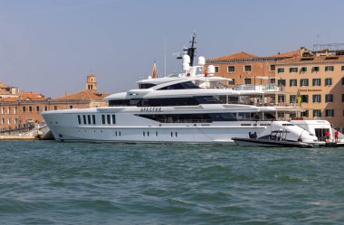 Venedik, İtalya - 6 Eylül 2022 Benetti tarafından John Staluppi için yapılmış 69 metrelik bir yattır, Amerikalı girişimci James Bond 'un destanına büyük bir tutkuyla bağlıdır.