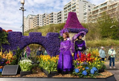 Noordwijk, Hollanda - 22 Nisan 2023: Bloemencorso Bollenstreek 'te Noordwijk' ten Hollanda 'daki Haarlem' e her yıl düzenlenen Bahar Çiçeği Geçidi 'nde muhteşem çiçekler kaplandı. 