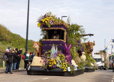 Noordwijk, Hollanda - 22 Nisan 2023: Bloemencorso Bollenstreek 'te Noordwijk' ten Hollanda 'daki Haarlem' e her yıl düzenlenen Bahar Çiçeği Geçidi 'nde muhteşem çiçekler kaplandı. 