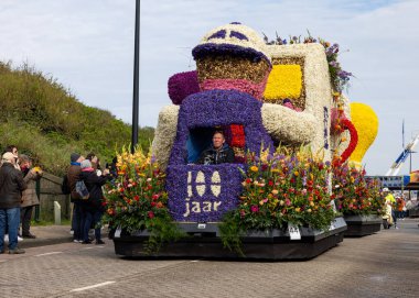 Noordwijk, Hollanda - 22 Nisan 2023: Bloemencorso Bollenstreek 'te Noordwijk' ten Hollanda 'daki Haarlem' e her yıl düzenlenen Bahar Çiçeği Geçidi 'nde muhteşem çiçekler kaplandı. 