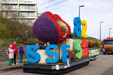 Noordwijk, Hollanda - 22 Nisan 2023: Bloemencorso Bollenstreek 'te Noordwijk' ten Hollanda 'daki Haarlem' e her yıl düzenlenen Bahar Çiçeği Geçidi 'nde muhteşem çiçekler kaplandı. 