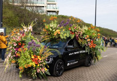 Noordwijk, Hollanda - 22 Nisan 2023: Bloemencorso Bollenstreek 'te Noordwijk' ten Hollanda 'daki Haarlem' e her yıl düzenlenen Bahar Çiçeği Geçidi 'nde muhteşem çiçekler kaplandı. 