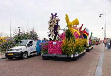 Noordwijk, Hollanda - 22 Nisan 2023: Bloemencorso Bollenstreek 'te Noordwijk' ten Hollanda 'daki Haarlem' e her yıl düzenlenen Bahar Çiçeği Geçidi 'nde muhteşem çiçekler kaplandı. 