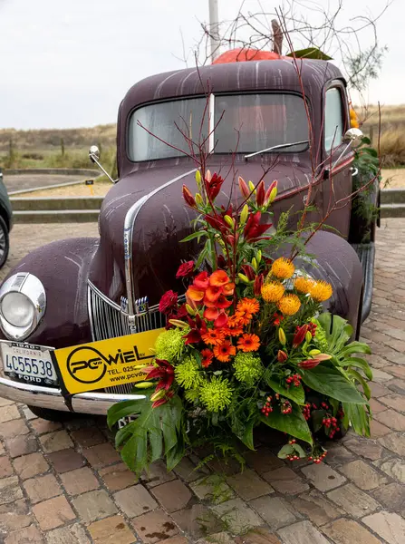 Noordwijk, Hollanda - 22 Nisan 2023: Bloemencorso Bollenstreek 'te Noordwijk' ten Hollanda 'daki Haarlem' e yıllık bahar çiçek geçit töreninde yer alan çiçeklerle süslenmiş arabalar. 