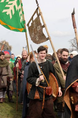 Krakow, Polonya - 11 Nisan 2023: Rekawka 'nın tanımlanamayan katılımcıları - Polonya geleneği, Paskalya' dan sonra Salı günü Krakow 'da kutlandı. Günümüzde festivalin tarihi yeniden yapılanma karakterine sahip.