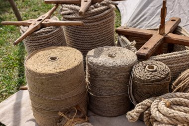 Doğal malzemelerden geleneksel yollarla yapılmış halat bobinleri.