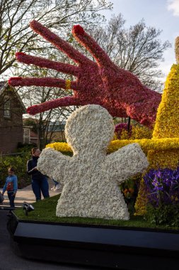 Noordwijkerhout, Hollanda - 21 Nisan 2023: Noordwijkerhout 'ta akşam aydınlanan Çiçek Geçidi Bollenstreek öncesinde lalelerden ve sümbüllerden yapılan el yapımı