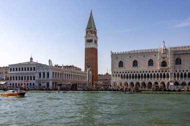 Venedik, İtalya - 6 Eylül 2022: The Doge 's Palace ve Piazzetta San Marco Bacino di San Marco' da görüldü. Venedik, İtalya