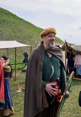 Krakow, Polonya - 11 Nisan 2023: Rekawka 'nın tanımlanamayan katılımcıları - Polonya geleneği, Paskalya' dan sonra Salı günü Krakow 'da kutlandı. Günümüzde festivalin tarihi yeniden yapılanma karakterine sahip.