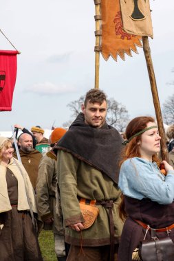 Krakow, Polonya - 11 Nisan 2023: Rekawka 'nın tanımlanamayan katılımcıları - Polonya geleneği, Paskalya' dan sonra Salı günü Krakow 'da kutlandı. Günümüzde festivalin tarihi yeniden yapılanma karakterine sahip.